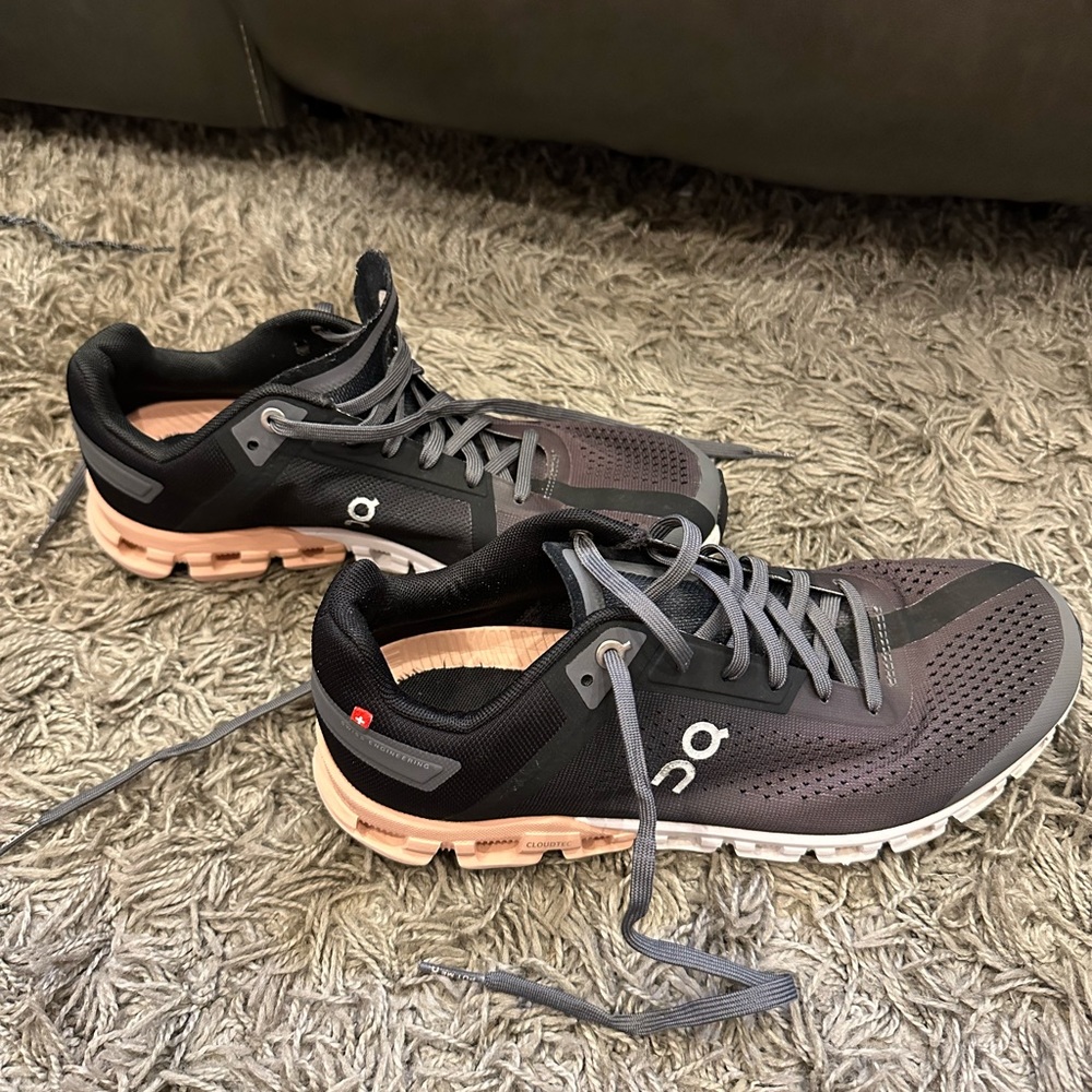 Women’s ON tennis shoes. Size 8.5
